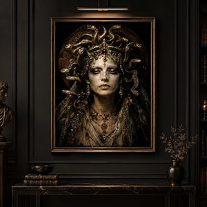 Könnte beinhalten: Ein gerahmter Wandkunstdruck, der ein Porträt der Medusa mit Schlangen als Haar zeigt, die einen verzierten goldenen Kopfschmuck und Schmuck trägt. Die Figur hat blasse Haut und dunkles Make-up vor einem dunklen Hintergrund in einem Goldrahmen.