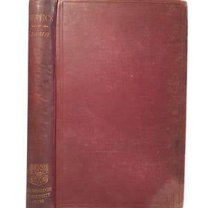 Könnte beinhalten: Ein gebundenes Buch mit einem dunkelroten Stoffeinband. Der Buchrücken ist mit goldener Schrift versehen, die STATICS, LAMB und CAMBRIDGE UNIVERSITY PRESS lautet, sowie einem kleinen goldenen Emblem. Der Vorderdeckel hat ein geprägtes Randdesign.