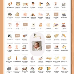 Peut inclure: Une affiche souvenir encadrée intitulée MES PREMIERES FOIS Lola avec une photo centrale de bébé entourée d'une grille d'illustrations et de légendes en français documentant les premières fois de l'enfance, dans un cadre en bois clair.
