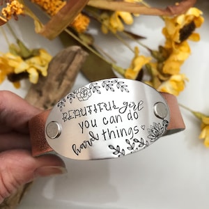 HERMOSA CHICA, puedes hacer cosas difíciles pulsera--regalo de aliento--joya inspiradora--motivación--regalo de apoyo contra el cáncer--chica bonita