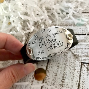 Y FUERA ELLA fue a cambiar el mundo--cambiar el mundo joyería--joyería de graduación--regalo de estímulo--joyería inspiradora--motivacional