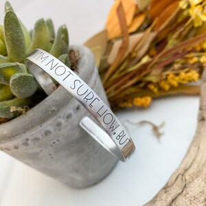 No estoy seguro de cómo, pero lo haré —brazalete estampado a mano—brazalete de puño de aliento—regalo motivacional—puedes hacerlo—tienes esto, mujer fuerte