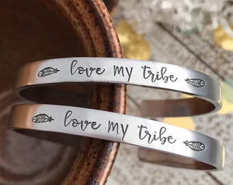 ÄLSKA MIN STAM--handstämplat smalt silvermanschettarmband--stark kvinna--vänpresent--mammasmycken--stolt mamma--fjädrar--daglig påminnelse--mantra