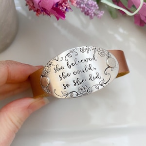Ella creyó que podía, así que hizo una pulsera de cuero, una joya inspiradora, una pulsera de cuero ajustable y motivadora, un regalo para una amiga.