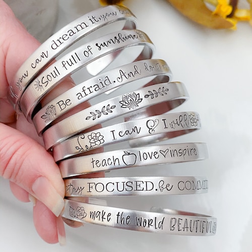PERSONNALISÉ -- bracelet personnalisé -- manchette fine en argent estampée à la main -- bracelet dicton personnalisé -- bracelet mantra -- bracelet prénom