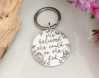 Ela acreditou que poderia, então ela fez - chaveiro de formatura - chaveiro carimbado - então ela fez chaveiro - chaveiro de inspiração - ela acreditou no presente