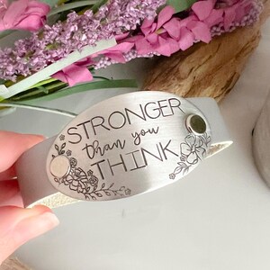 Más fuerte de lo que crees: brazalete de cuero, brazalete estampado a mano