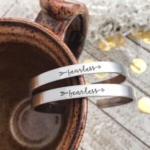 Pulsera de manguito FEARLESS--regalo motivacional--joyas intrépidas--mujer fuerte--regalo de estímulo--regalo menor de 20 años