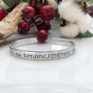 eres increíble.recuerda que--pulsera de puño de plata flaco--estampado a mano--joyería de estímulo--joyería de amigo--regalo de navidad