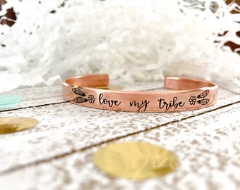 ÄLSKA MIN STAM--smalt handstämplat mantra-manschettarmband--anpassningsbart--koppar--mammaordspråk--vänpresent--stolt mamma--inspirerande smycken