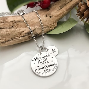 Ella moverá el collar de las montañas-- regalo de graduación--regalo del equipo--joyas de aliento-regalo inspirador--joyas de montaña--regalo para su