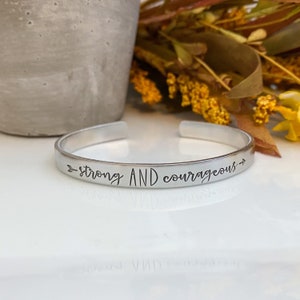 Pulsera fuerte y valiente--pulsera estampada a mano del manguito del mantra--fe--joyería religiosa--mujer fuerte--verso de la biblia--plata flaca