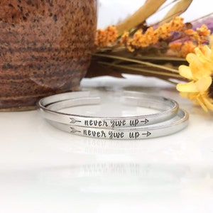 NUNCA RENUNCIES pulsera--nunca renuncies--pulsera de fuerza--pulsera de mensaje--pulsera de esperanza--nunca renuncies a la cita--nunca nunca jamás--estratificación