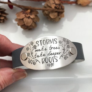 Las tormentas hacen que los árboles echen raíces más profundas Pulsera de cuero - regalo de aliento - joyería inspiradora - Más fuerte que ayer - Mantente fuerte