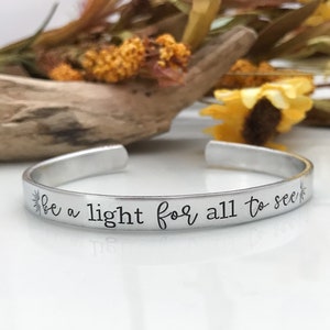 BE A LIGHT for all to see pulsera--brazalete de mantra estampado--inspirador--regalo de aliento--plata delgada--religioso--regalo para personas mayores