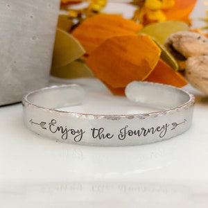 Disfruta de la pulsera Journey-- joyería senior--regalo de graduación--brazalete de brazalete de mantra de plata delgada--joyas del equipo--voleibol-baloncesto