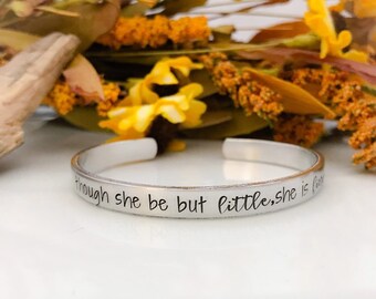 Elle est un bracelet féroce - bien qu’elle ne soit que petite, elle est un bracelet féroce - un bracelet féroce - des bijoux féroces - un bracelet de citation - estampillé à la main