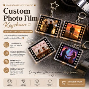 Pode incluir: Quatro porta-chaves quadrados de acrílico com fotos personalizadas emolduradas por bordas de tira de filme preta. Cada porta-chaves inclui um anel de metal prateado, dois deles com acessórios em forma de estrela. As imagens mostram vários casais.