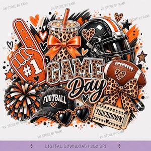 Op de afbeelding: Een digitale afbeelding met football-thema-elementen, waaronder een nummer één schuimvinger, een beker met luipaardprint en een oranje strik, een helm, een football, een pompon, een honkbalpet, hartvormige zonnebrillen en een ticket met de tekst TOUCHDOWN.