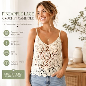 Op de afbeelding: Een crèmekleurige gehaakte camisole met een herhalend ananas-kantpatroon, dunne bandjes en een V-hals. De tekst luidt: PINEAPPLE LACE CROCHET CAMISOLE, A Premium Written Crochet Pattern, Fingering / Lace Weight Yarn, Hook Size 2.0-2.5 mm, Sizes XS-XL, Full Video Tutorial Included, STEP-BY-STEP INSTRUCTIONS.