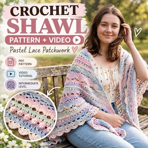 Könnte beinhalten: Eine Häkelanleitung für ein Tuch mit Video-Tutorial, betitelt als Crochet Shawl Pattern + Video Pastel Lace Patchwork. Das Tuch besteht aus mehrfarbigem Pastellgarn mit komplizierten Spitzenmustern, Bogenkanten und kleinen Noppen.