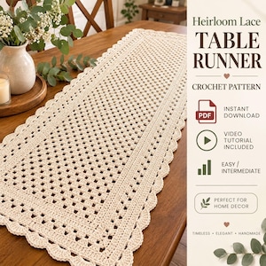 Può includere: Un runner da tavola rettangolare all'uncinetto color crema con un motivo a griglia centrale e un bordo smerlato. Il testo a destra recita Heirloom Lace TABLE RUNNER CROCHET PATTERN, PDF INSTANT DOWNLOAD, VIDEO TUTORIAL INCLUDED, EASY / INTERMEDIATE.