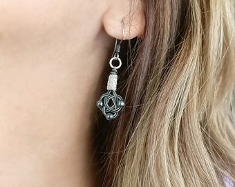 Boucles d’oreilles Celtic Love Knot, boucles d’oreilles en fil d’argent fin oxydé, boucles d’oreilles nautiques tressées à la main, bijoux celtiques boho, cadeau pour elle