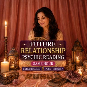 Puede incluir: Un anuncio de servicio de lectura psíquica con el texto FUTURE RELATIONSHIP PSYCHIC READING, SAME HOUR, EXTRA DETAILED, PURE TELEPATHY. La escena incluye velas encendidas, linternas de metal ornamentadas, cartas del tarot y cristales.