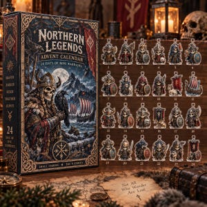 Puede incluir: Una caja de calendario de adviento Northern Legends con un guerrero esqueleto, un cuervo y un barco vikingo. Junto a la caja hay 24 dijes metálicos numerados que representan varios guerreros esqueleto, escudos y barcos, cada uno con un aro.