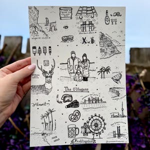 Può includere: Una stampa su carta bianca con disegni a tratto in inchiostro nero di luoghi di viaggio, cibo e attività. L'illustrazione centrale mostra una famiglia di tre persone. Il testo include "I want to spend my life with YOU", "The O'Hagans", "Harburn Barn" e "Fruhlingsfest".