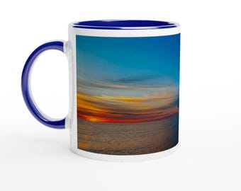 Weißer Keramikbecher (325 ml) mit farbiger Innenseite // Bild „Fighting Sky“