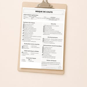 Könnte beinhalten: Ein Klemmbrett mit einem weißen A4-Dokument mit dem Titel Risque de chute, das ein ausgefülltes medizinisches Bewertungsformular mit Häkchen, gedrucktem französischem Text sowie Abschnitten für allgemeine Informationen, Risikofaktoren, Sicherheit und klinische Notizen enthält.