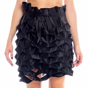 1990S ISSEY MIYAKE Negro Poliéster Satinado Avant Garde Ribbon Accordian Skirt imagen 2