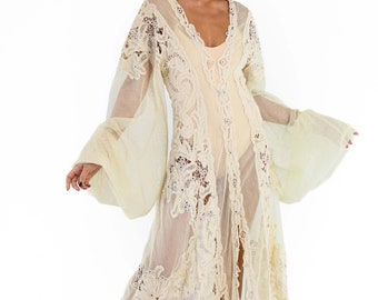 Puede incluir: Un vestido maxi largo, blanco y transparente con una superposición de encaje y mangas largas y fluidas. El vestido tiene un escote en V y una abertura en la parte delantera.
