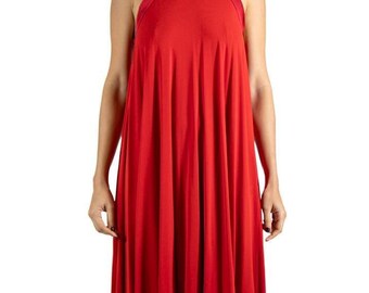 Puede incluir: Un vestido rojo sin mangas con cuello redondo y falda ligeramente acampanada.