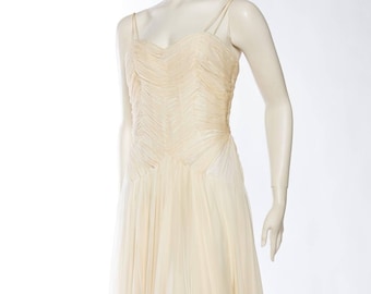 1960er RICHILENE Ivory Demi-Couture Seide Chiffon Göttinnenkleid mit handgenähtem Mieder und Stoffmeilen