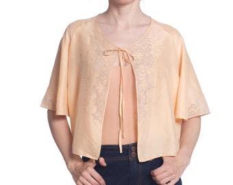 Chaqueta de cama delantera de corbata de seda melocotón de la década de 1930 con adornos de encaje de red bordados