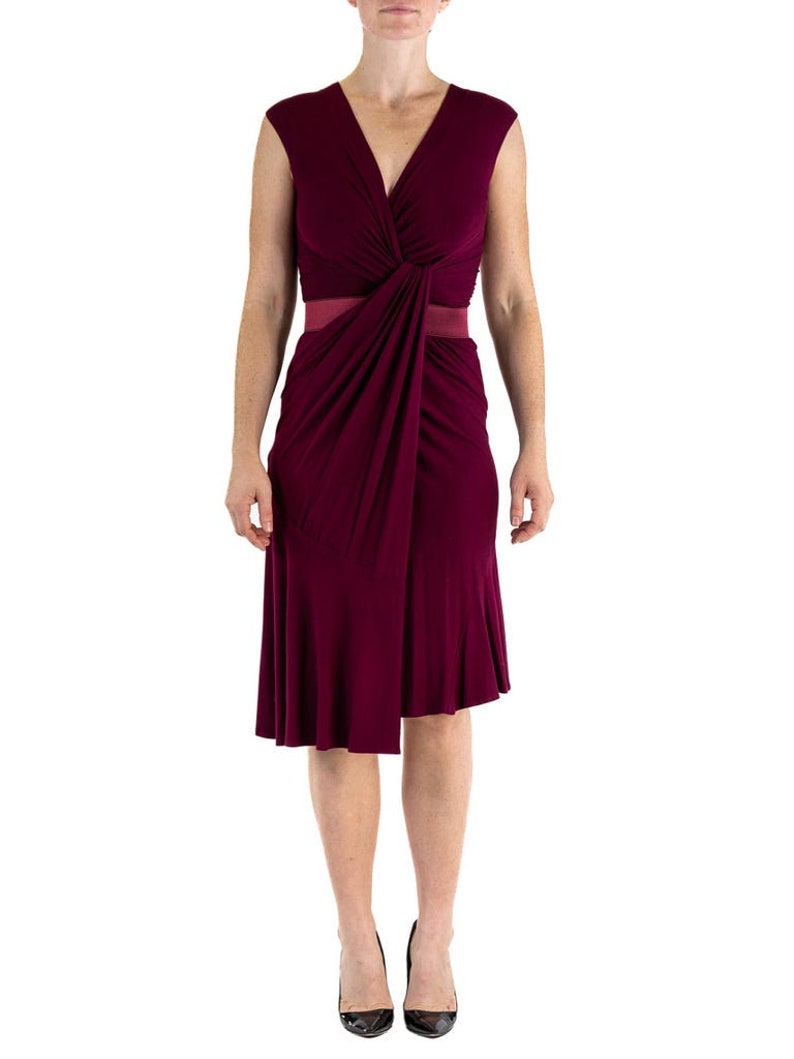 2000S Donna Karan Garnet Red Rayon Jersey Knot Front Ruched Dress With Belt image 6