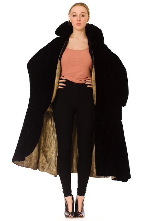 1920S Black Silk Velvet Cape Lined In Champagne S