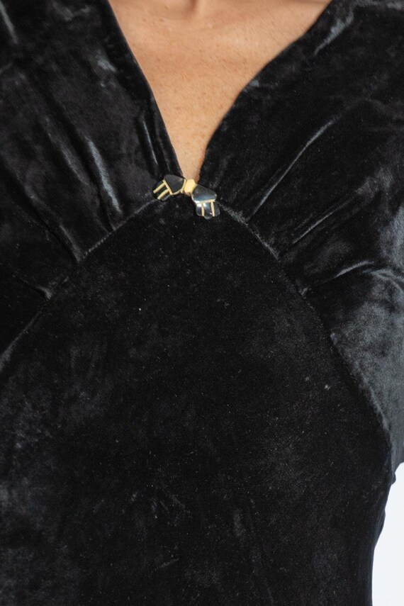 1930S Black Silk Velvet Gown With Art Deco Detail - Gem
