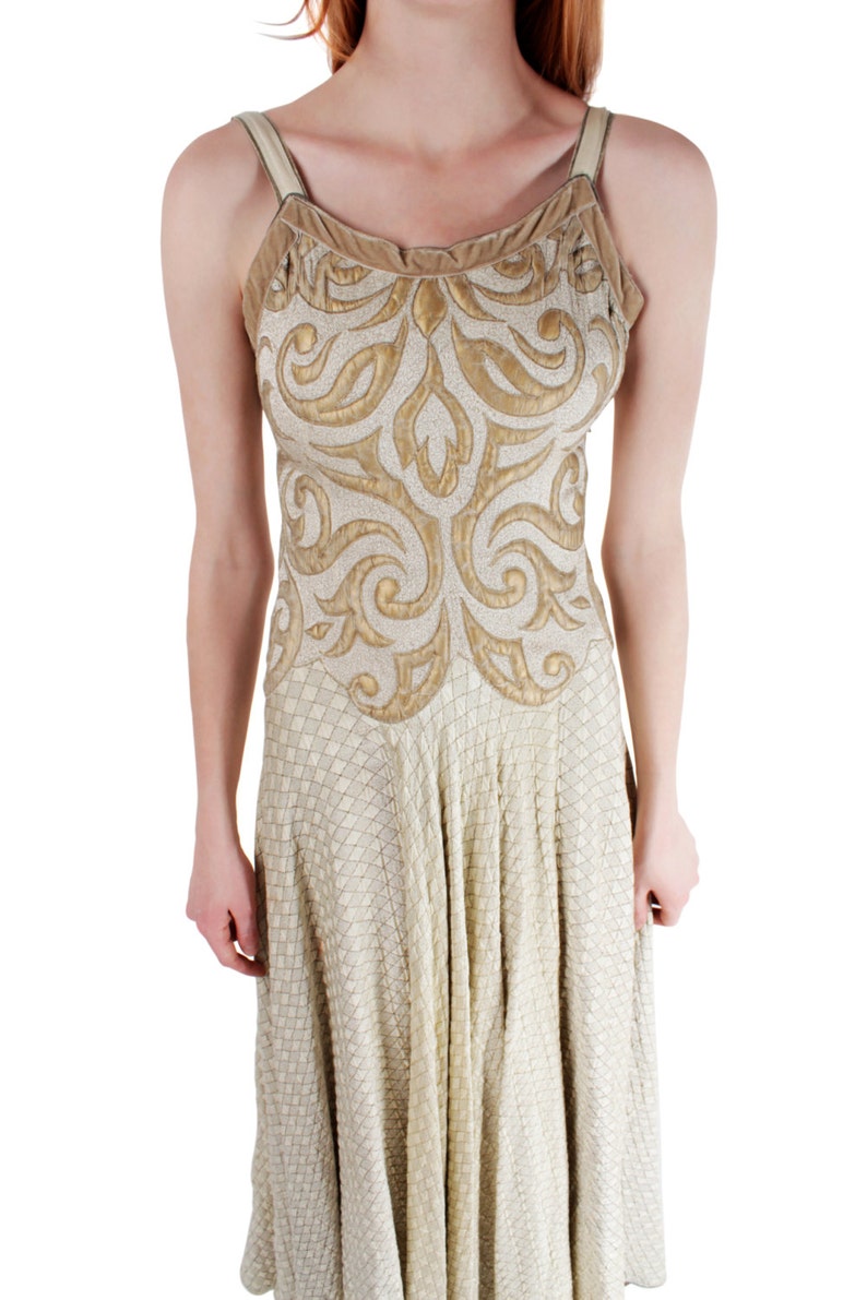 1940S Champagne Rayon & Silk Silver Lamé Jacquard Quilted Gown With Appliqué Bodice image 4