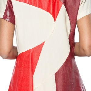 Puede incluir: Vestido de manga corta con dise&ntilde;o geom&eacute;trico en rojo, crema y burdeos. El vestido presenta un patr&oacute;n &uacute;nico con formas angulares y una silueta entallada. La tela parece tener un acabado texturizado similar al cuero.