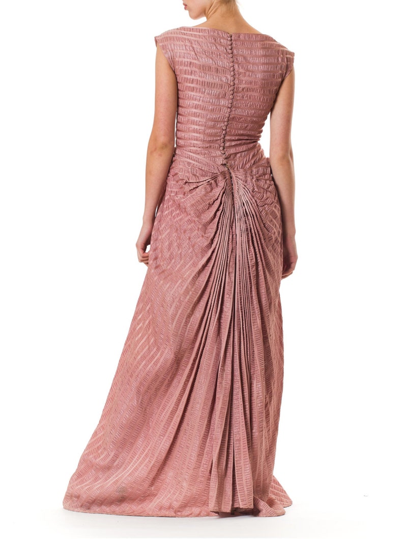 1940S NICHOLAS UNGAR Dusty Rose Rayon Blend Satin Plissé Stripe Gown With Train image 3