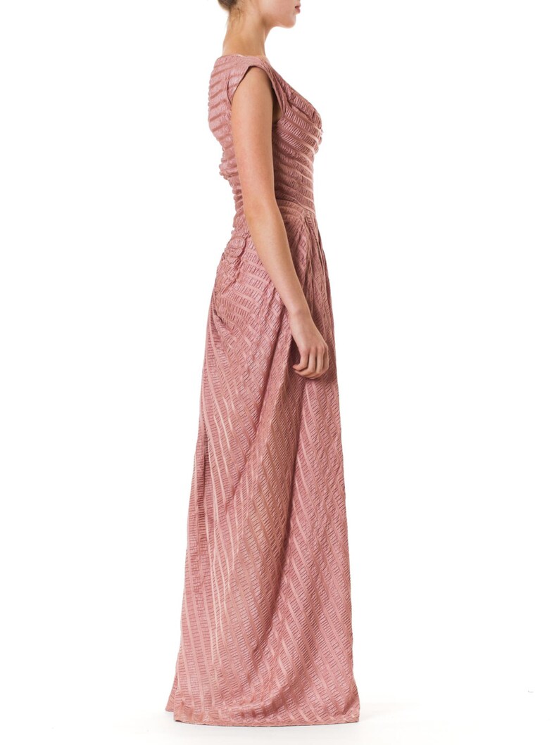 1940S NICHOLAS UNGAR Dusty Rose Rayon Blend Satin Plissé Stripe Gown With Train image 2