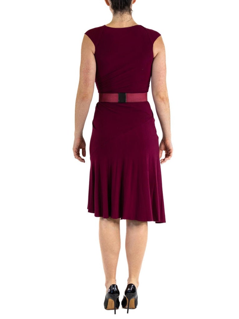 2000S Donna Karan Garnet Red Rayon Jersey Knot Front Ruched Dress With Belt image 5