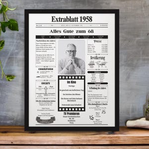 Könnte beinhalten: Ein gerahmtes schwarz-weißes Poster mit dem Titel Extrablatt 1958, das in der Mitte ein Foto einer Person mit Brille zeigt, umgeben von Textspalten mit historischen Fakten, Filmtiteln und Charts aus dem Jahr 1958.