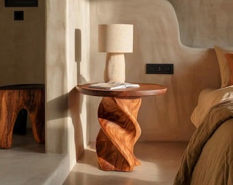 Mesa auxiliar única de madera moderna, orgánica y retorcida, con diseño escultural.