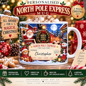 Op de afbeelding: Een witte keramische mok met een North Pole Express treinmotief, een kerstmanfiguur, een sneeuwpop, een teddybeer en een gepersonaliseerd ticketontwerp met de naam Christopher, gevuld met marshmallows en cacaopoeder.