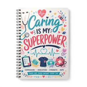 以下が含まれることがあります： Caring IS MY SUPERPOWERという文字が書かれた白い表紙のリングノート。聴診器、ハート、絆創膏、クリップボード、マスク、スクラブ、ナースキャップ、医療用バッグのイラストと、COMPASSION、DEDICATION、STRENGTH、HOPEという単語が描かれています。