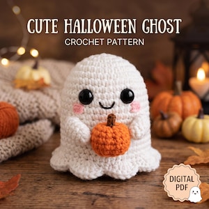 Könnte beinhalten: Ein weißes gehäkeltes Geister-Amigurumi, das einen kleinen orangefarbenen Kürbis hält. Der Geist hat schwarze Sicherheitsaugen, ein gesticktes Lächeln und rosa Wangen. Oben steht CUTE HALLOWEEN GHOST CROCHET PATTERN und ein Abzeichen zeigt DIGITAL PDF.